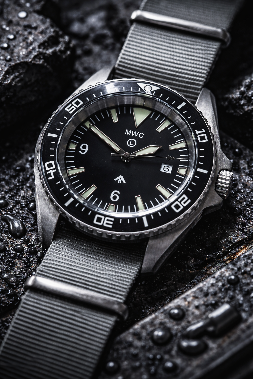 MWC Heavy Duty 300m Military Divers Watch in Stainless Steel Case (Quartz) with Sapphire Crystal and Ceramic Bezel (Solid Bar Version)
